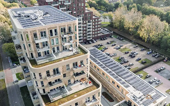 Wat zijn de twee belangrijkste ontwerprichtlijnen voor het veilig inrichten van platte daken met zonnepanelen?